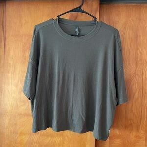 Vuori women cove tee shirt sleeve size S green color